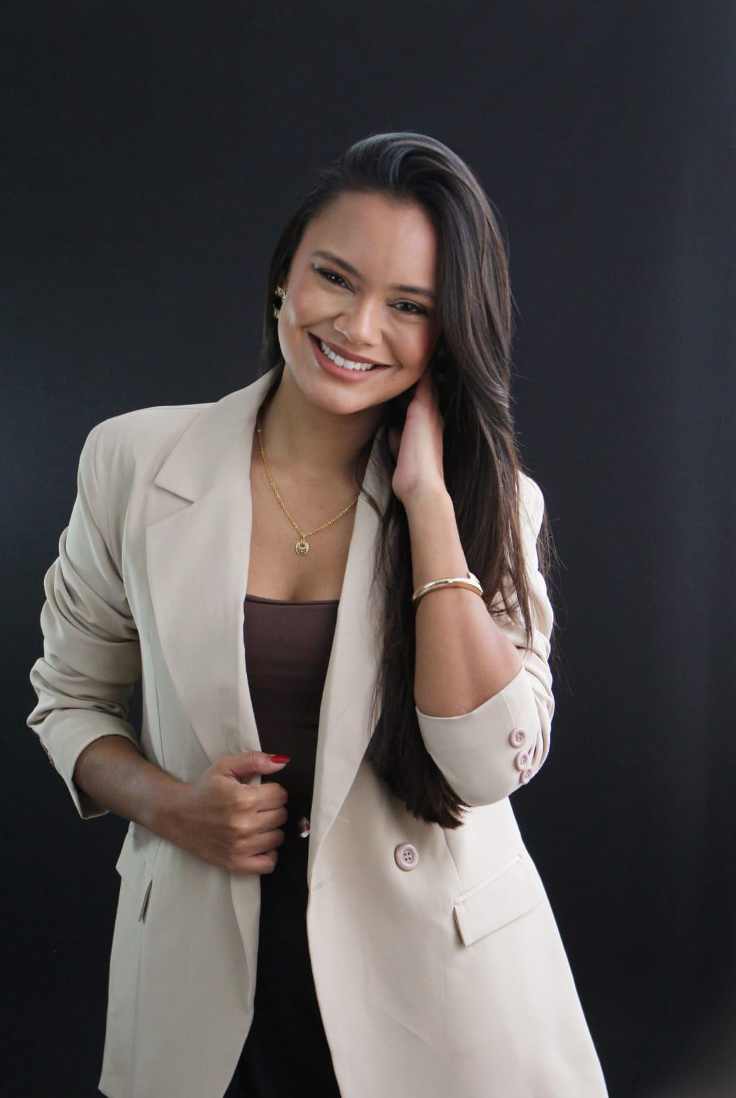 Thassia Moreira, advogada, em retrato profissional